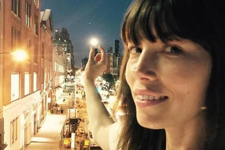Jessica Biel fängt auf ihrem Instagram-Selfie den Mond ein