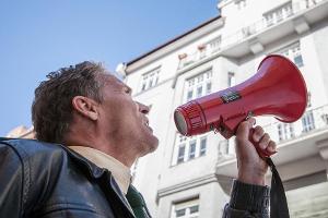 "Hubert und Staller: Unter Wölfen": Franz Hubert (Christian Tramitz) spricht über das Megaphon mit der lebensmüden Anna Schm...