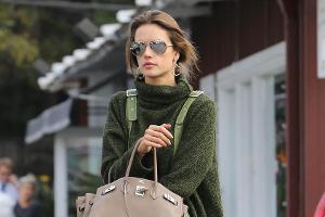 Model Alessandra Ambrosio zeigt, wie man einen Oversize-Pullover als lässiges Kleid stylen kann