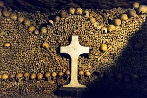 Nur 20 Meter unter dem geschäftigen Treiben der französischen Hauptstadt beginnt das Reich der Toten. In den Katakomben von ...