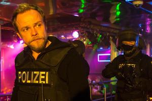 "Kommissar Marthaler: Die Sterntaler-Verschwörung": Schwer gesichert und bewaffnet lässt Marthaler (Matthias Koeberlin) im S...