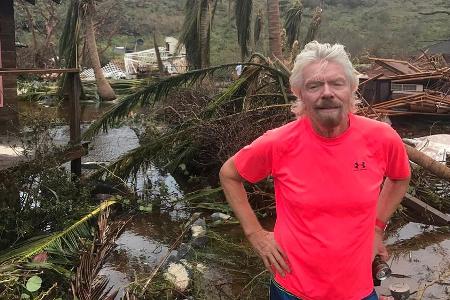 Richard Branson vor seinem zerstörten Anwesen in der Karibik