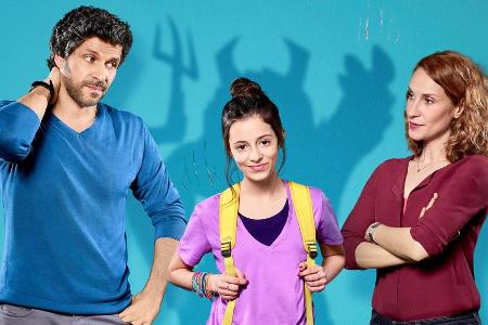 Das Ehepaar Jan Maybacher (Pasquale Aleardi) und Sara Maybacher (Chiara Schoras) hat mit Tochter Carla (Mia Kasalo) alle Hän...