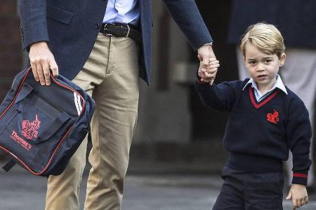 Wirkte vor Schulbeginn nicht überzeugt von dem, was um ihn herum passierte: Prinz George (mit Prinz William, l.)