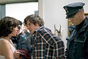 "Zweimal lebenslänglich": Die Polizei nimmt Sebastian (Felix Klare) fest - Franzi (Julia Koschitz) bleibt völlig überrumpelt...