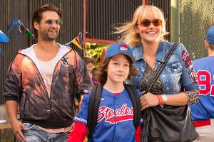 "Mein Sohn, der Klugscheißer": Jerôme (Maximilian Ehrenreich, M.) mit seiner Mutter Debbie (Alwara Höfels) und ihrem Lover "...