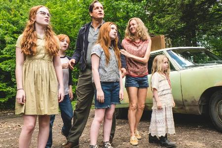 Die Walls-Familie: Lori (Sadie Sink), Brian (Charlie Shotwell), Vater Rex (Woody Harrelson), Jeannette (Ella Anderson), Mutt...