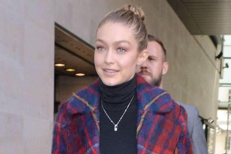 Model Gigi Hadid trotzt den kalten Temperaturen in einem Wollmantel mit trendy Karomuster