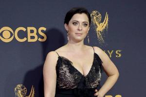 Dieses schwarze Kleid mit Spitzendekolleté hat sich Rachel Bloom extra für die Emmy Awards gekauft