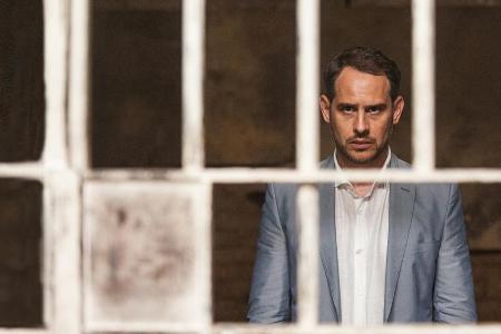 Moritz Bleibtreu reist als Anwalt Friedrich Kronberg zu seinem Mandanten nach Rio