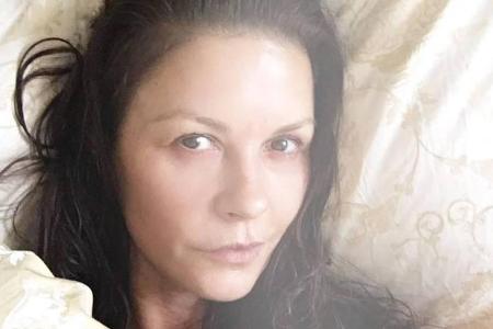 Völlig ungeschminkt verkauft Catherine Zeta-Jones sich und ihre neue Kollektion ziemlich gut