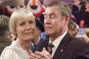 "Inspector Barnaby: Tanz in den Tod": Joyce (Jane Wymark) ist glücklich , wieder einmal mit ihrem Tom (John Nettles) zu tanz...