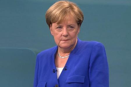 Angela Merkel (CDU) beim TV Duell mit Silberkette