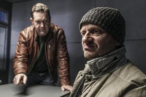 "Die Chefin: Schwarze Schafe": Böhmer (Jürgen Tonkel, l.) verdächtigt Markus Gärtner (Milan Peschel) Frederik Bürger erschos...