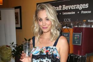 Ihre Liebe zu Wein brachte Kaley Cuoco am Flughafen in eine unangenehme Situation