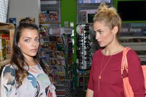 "GZSZ": Sophie (r.) ist entsetzt über Emilys Geständnis und muss sich nun entscheiden, wie es weitergehen soll