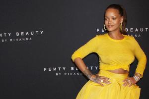Rihanna legte beim Launch ihrer Beauty-Linie einen leuchtenden Auftritt hin