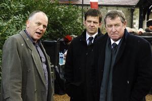 "Inspector Barnaby: Mit Gift und Guillotine": Filmproduzent Jack Braxton (Matthew Marsh, l.) mit den Ermittlern DCI Tom Barn...