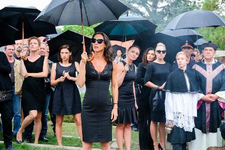 Die fünf Vorstadtweiber werden von einem Begräbnis weg verhaftet