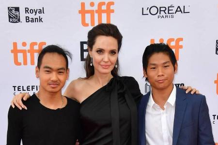 Angelina Jolie mit besonderer Begleitung: Maddox (li.) und Pax Jolie-Pitt