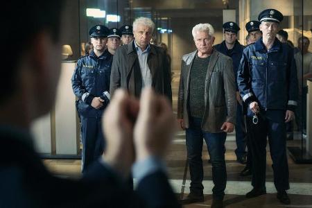 Tolle Szene: Die Kriminalhauptkommissare Franz Leitmayr (Wachtveitl, Mitte links) und Ivo Batic (Nemec, Mitte rechts) nehmen...