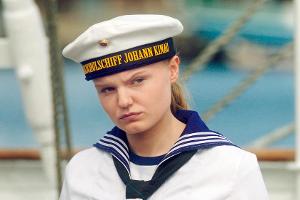 "Tod einer Kadettin": Lilly Borchert (Maria Dragus) beobachtet die anderen Kadetten beim Verlassen des Schiffs