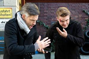 "Unter uns": Im Eifer des Gefechts prallt Bambi (r.) heftig mit Malte zusammen, der ebenfalls voller Sorge zu Ute will