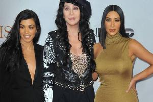Kourtney (l.) und Kim Kardashian zusammen mit Cher bei der Premiere von "The Promise"