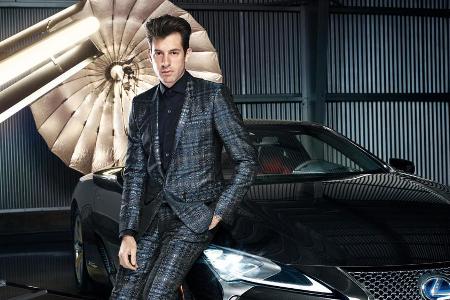 Mark Ronson auf dem neuen Lexus LC