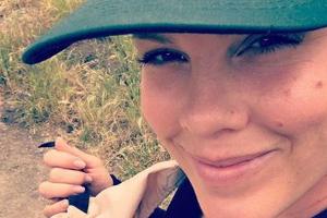 Pink stillt Söhnchen Jameson beim Wandern