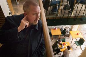 "Tatort: Wahre Liebe": Kommissar Freddy Schenk (Dietmar Bär) wacht in einem Café über seine Aushilfsassistentin Gabi (Kathi ...