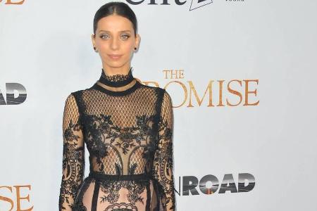 Angela Sarafyan macht im Spitzenkleid eine sensationelle Figur