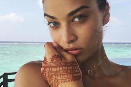 Model Shanina Shaik hat Henna-Tattoos im Urlaub auf Bali für sich entdeckt