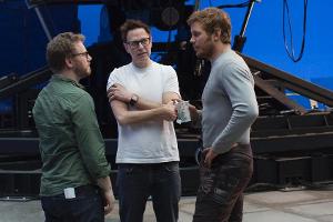 James Gunn (Mitte) mit Chris Pratt (r.) und Executive Producer Jonathan Schwartz am Set von "Guardians of the Galaxy Vol. 2"