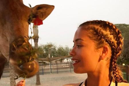 Rita Ora auf Tuchfühlung mit einer Giraffe
