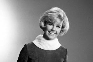 Herzlichen Glückwunsch! Doris Day beim Tranchieren eines Truthahns - vor vielen, vielen Jahren