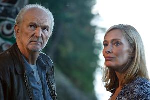 "Unser Traum von Kanada: Alles auf Anfang": Richard (Michael Gwisdek) lädt Iris (Katja Weitzenböck) ein, auf der Lodge zu leben