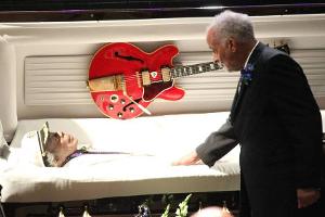 Chuck Berrys geliebte rote Gibson-Gitarre lag ebenfalls im Sarg