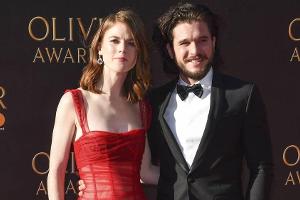 Rose Leslie und Kit Harington mit strahlend guter Laune auf dem roten Teppich der Olivier Awards
