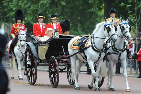 ...Pferde kommen bei Königin Elizabeth gerne zum Einsatz. Zwar sitzt sie mittlerweile meist hinter den eleganten Tieren in e...