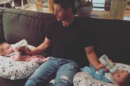 Ironie des Schicksals - die Fernbedienung griffbereit, doch Jensen Ackles hat keine Hand frei