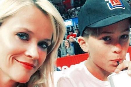 Reese Witherspoon mit ihrem Sohn Deacon Reese Phillippe bei einem Basketballspiel