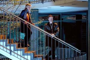 Die Kommissare Bönisch (Anna Schudt) und Faber (Jörg Hartmann) nähern sich einem Büro, in dem ein Mann mit Sprengstoffgürtel...