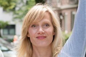 Anna Schudt als Frau Busche in "Eltern allein zu Haus"