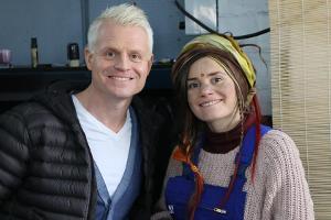 Joyce Ilg in ihrer Rolle als esoterische Kfz-Meisterin bei "Verstehen Sie Spaß?" mit Moderator Guido Cantz