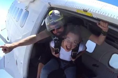 Von Angst keine Spur - Bella Hadid steht die Freude kurz vor ihrem Absprung ins Gesicht geschrieben