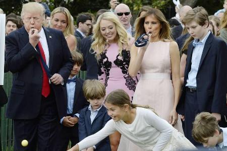 Donald Trump (v.l.), Tiffany Trump, Melania Trump und Barron Trump am Ostermontag im Garten des Weißen Hauses