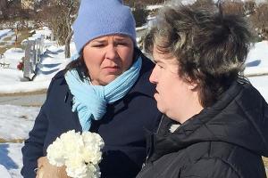 Moderatorin Vera Int-Veen (l.) besucht gemeinsam mit Beate das Grab ihrer verstorbenen Mutter Irene