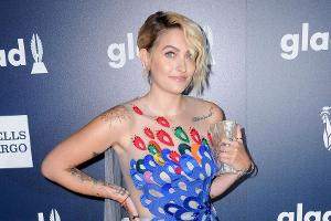 Paris Jackson zeigt bei den GLAAD Media Awards, dass sie sich keineswegs für ihren Körper schämen muss
