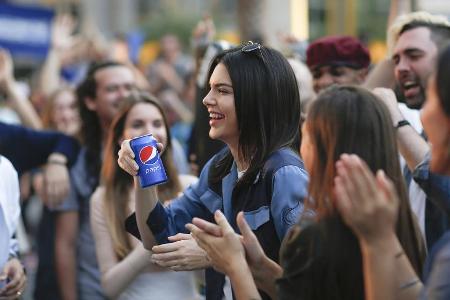 Reiht sich in eine lange Liste von Stars ein, die für Pepsi Werbung gemacht haben: Kendall Jenner